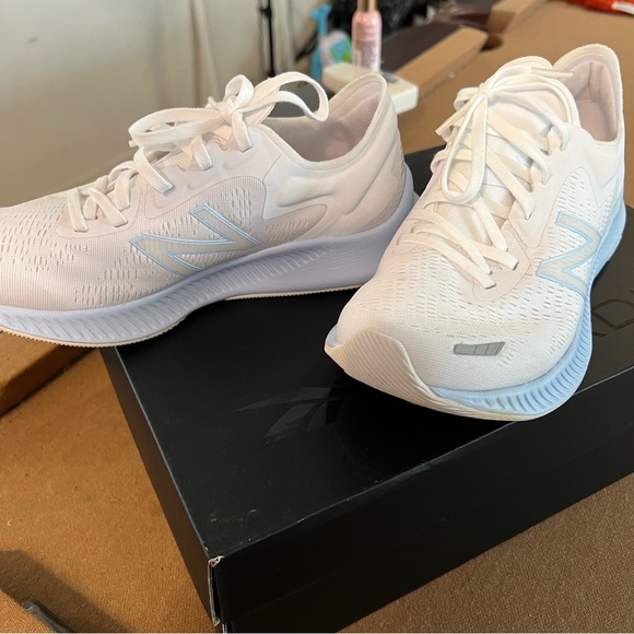 New Baalance sneakers size 8, badly worn. - Picture 3 of 4